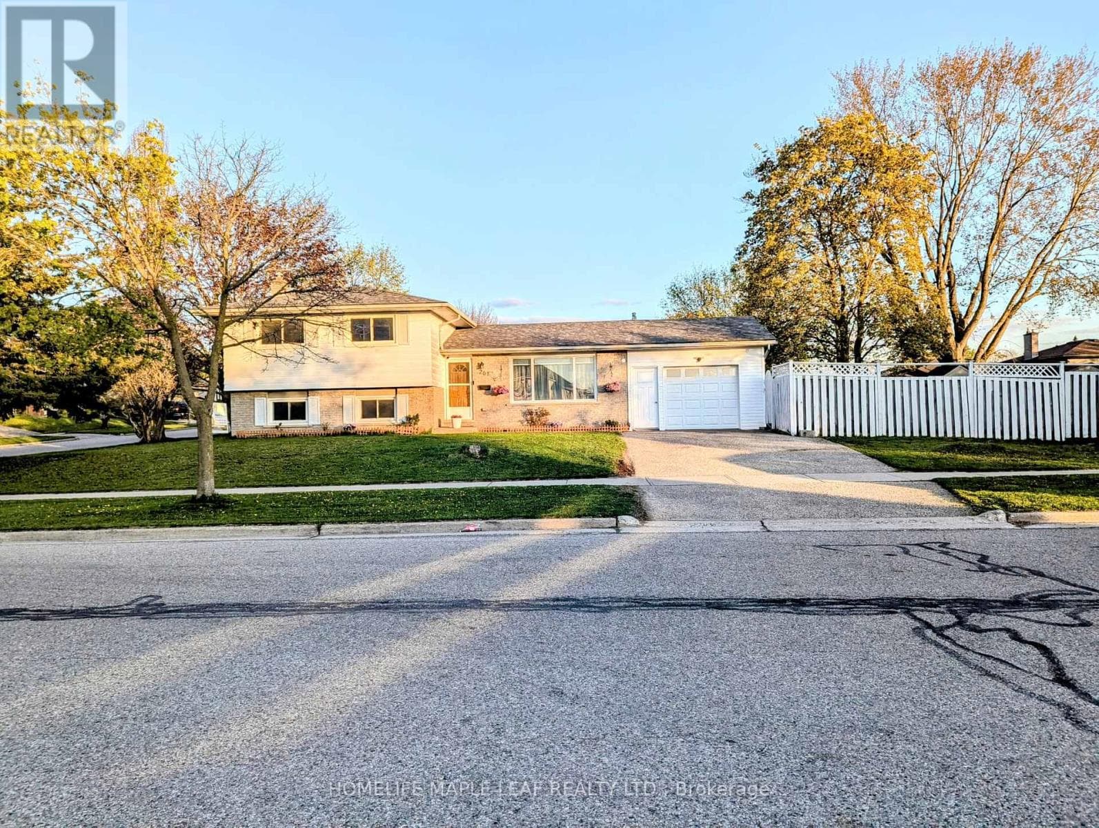 261 OVERLEA DRIVE — photo 1