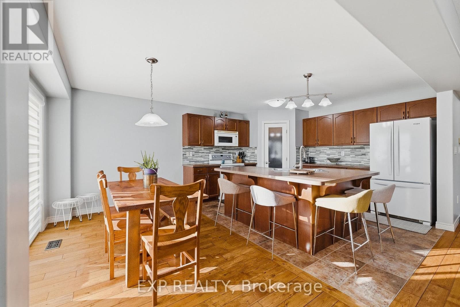 23 DOON CREEK STREET — photo 3