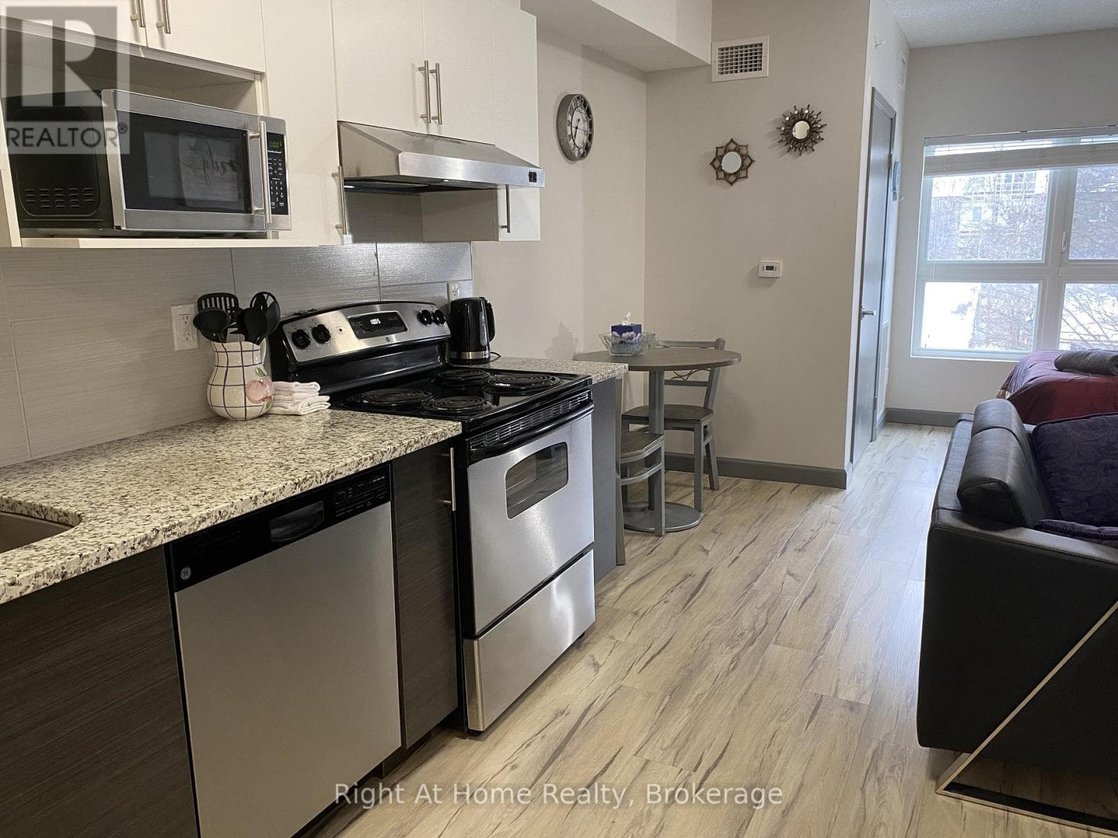 1710 - 258A SUNVIEW STREET — photo 2