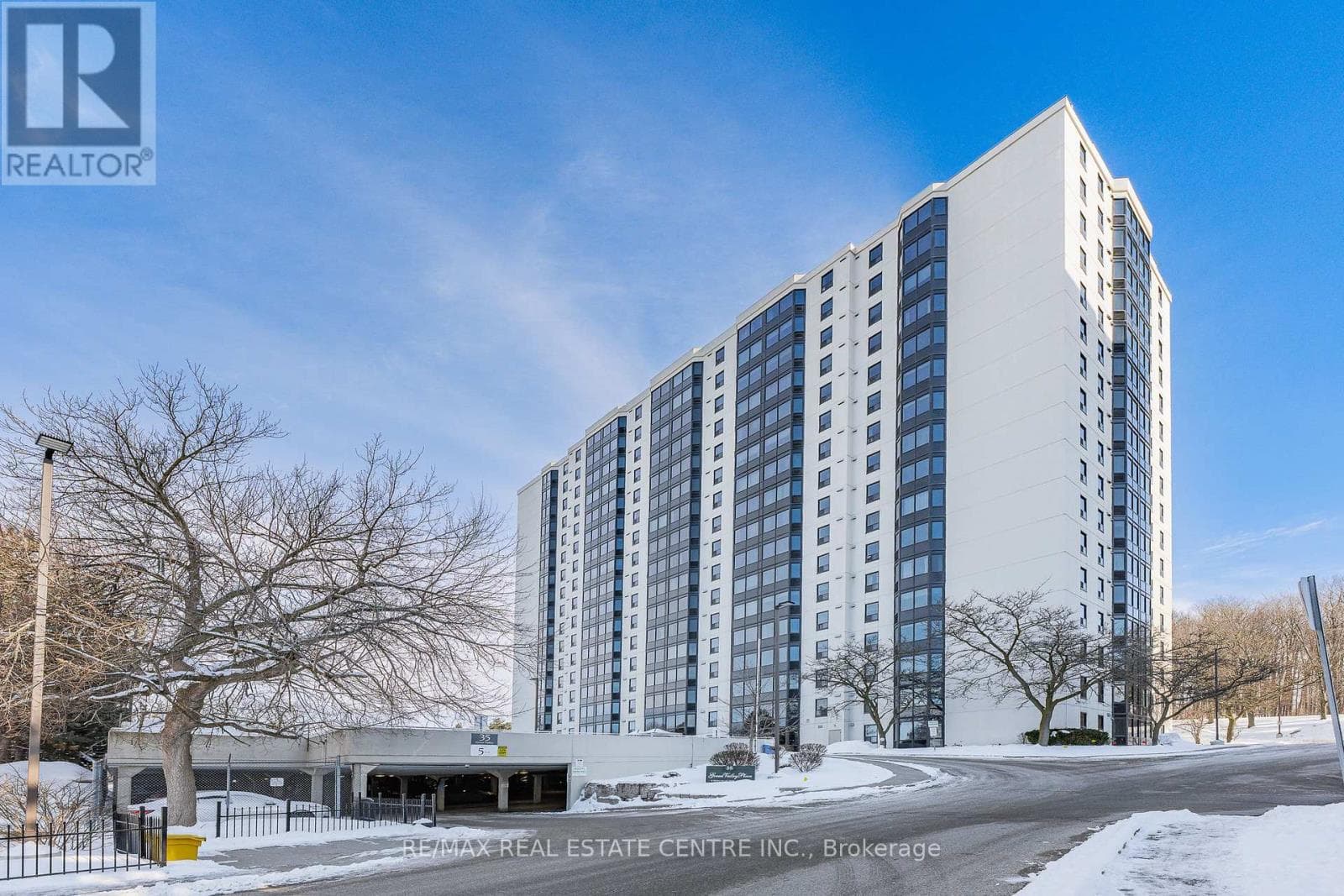 1002 - 35 GREEN VALLEY DRIVE — photo 2