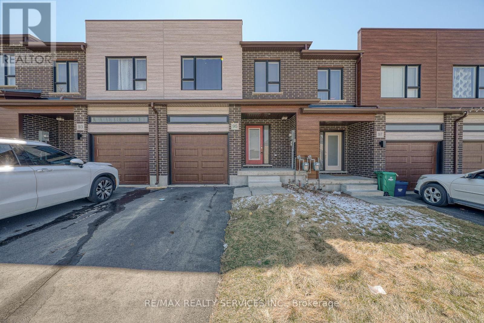 95 QUEENSBROOK CRESCENT — photo 1