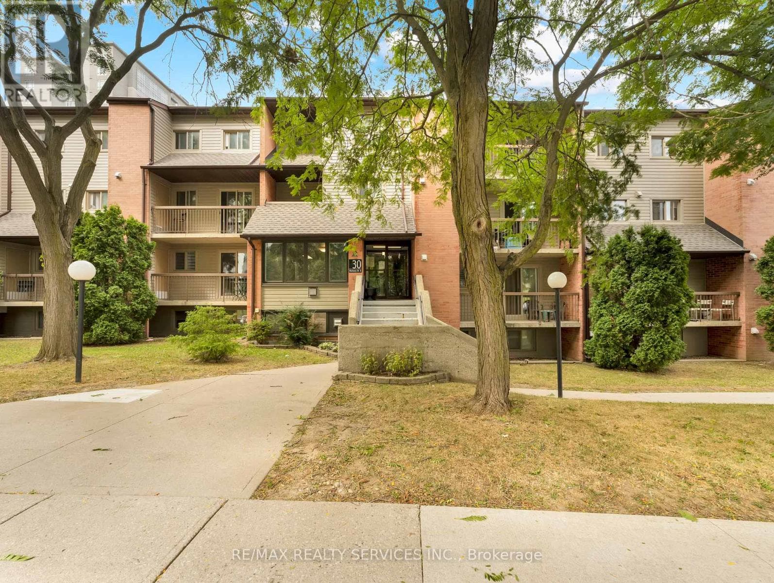 103 - 30 HICKORY STREET E — photo 1