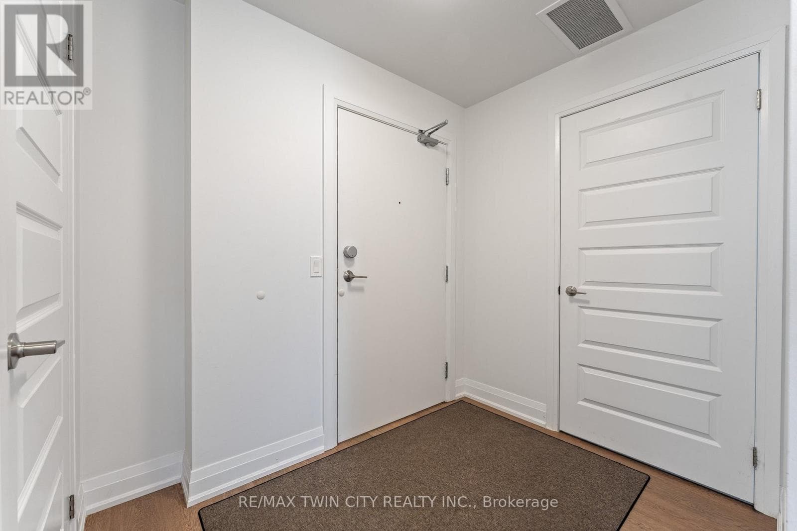 209 - 88 GIBSON STREET — photo 2