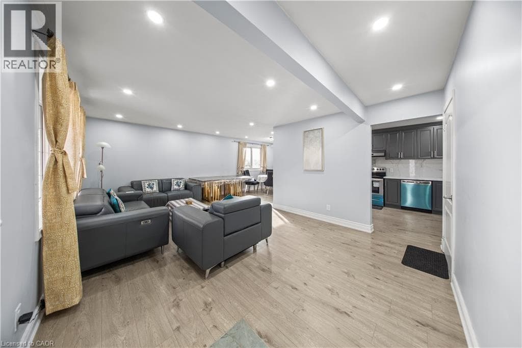 42 TUPPER Crescent — photo 3