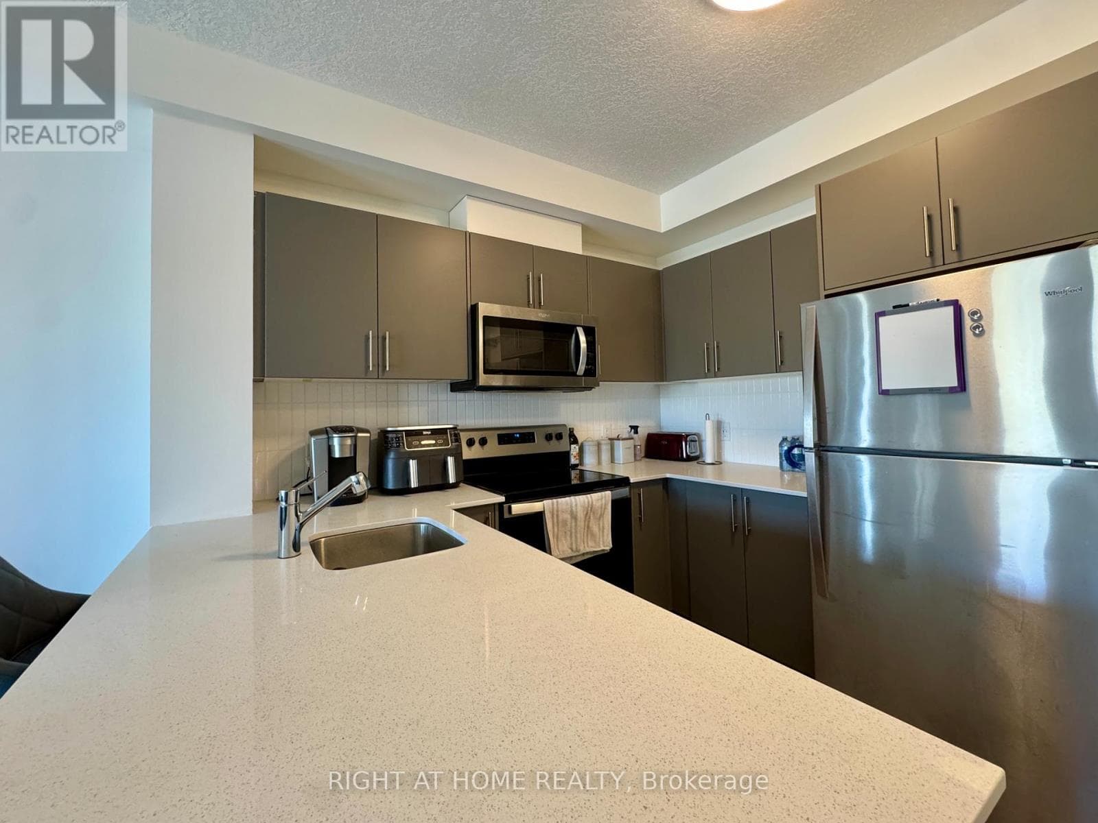401 - 1101 LACKNER PLACE — photo 3