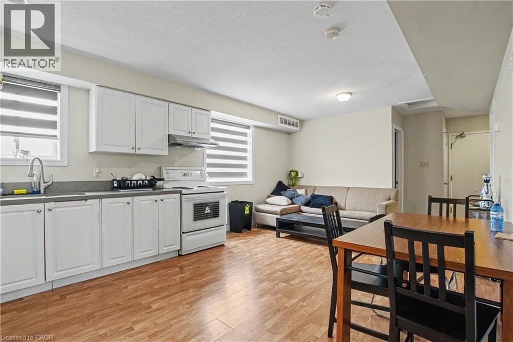 16 COLUMBIA Street W — photo 3