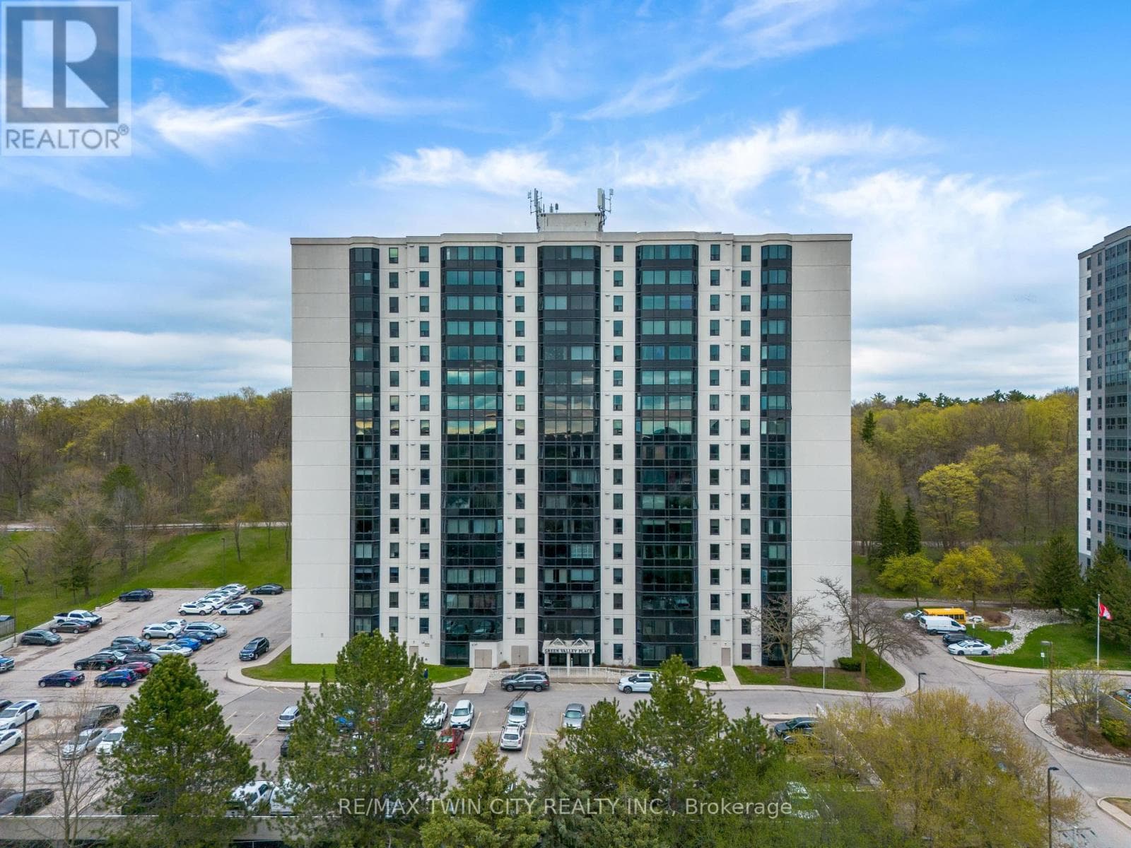 502 - 35 GREEN VALLEY DRIVE — photo 1