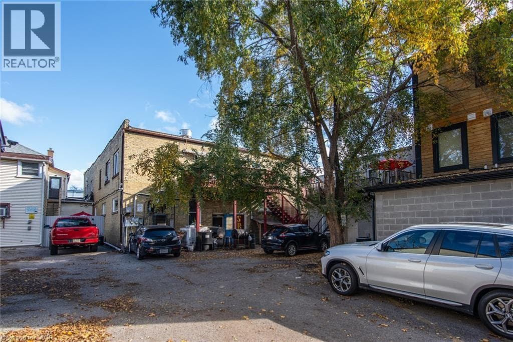 660 KING Street E — photo 3