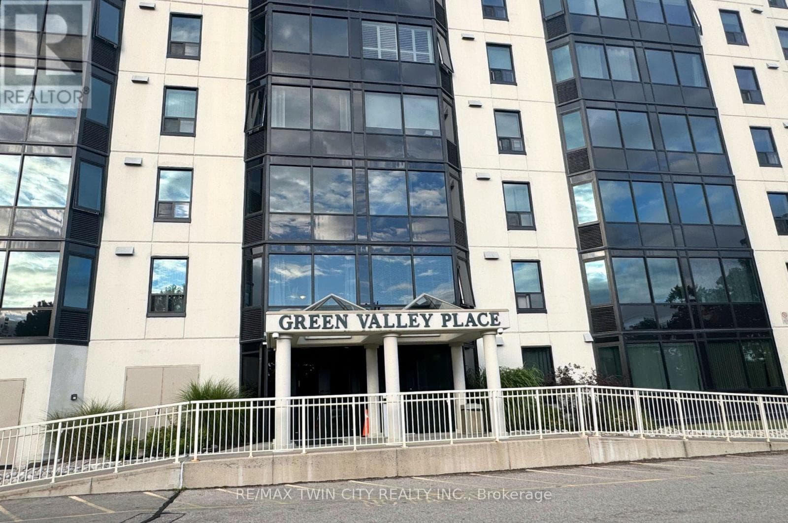1605 - 35 GREEN VALLEY DRIVE — photo 2