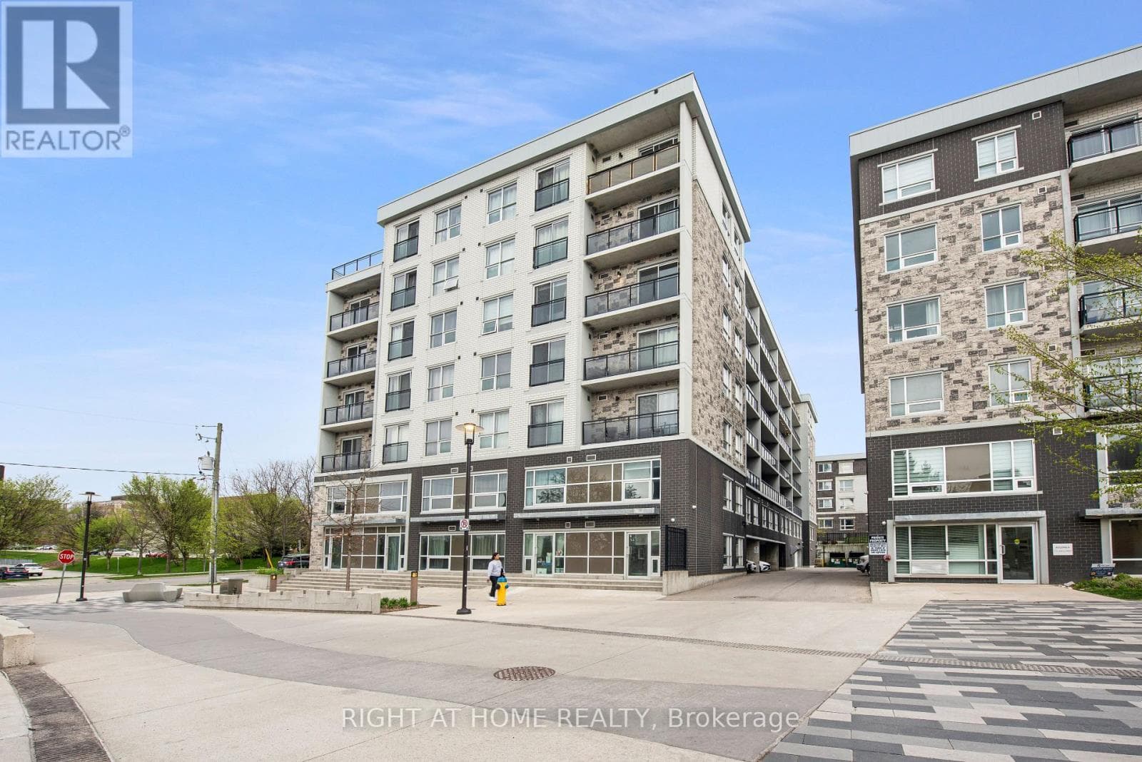 B415 - 275 LARCH STREET — photo 2