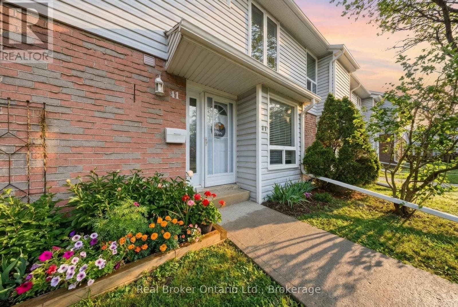 41 - 32 MOWAT BOULEVARD — photo 1