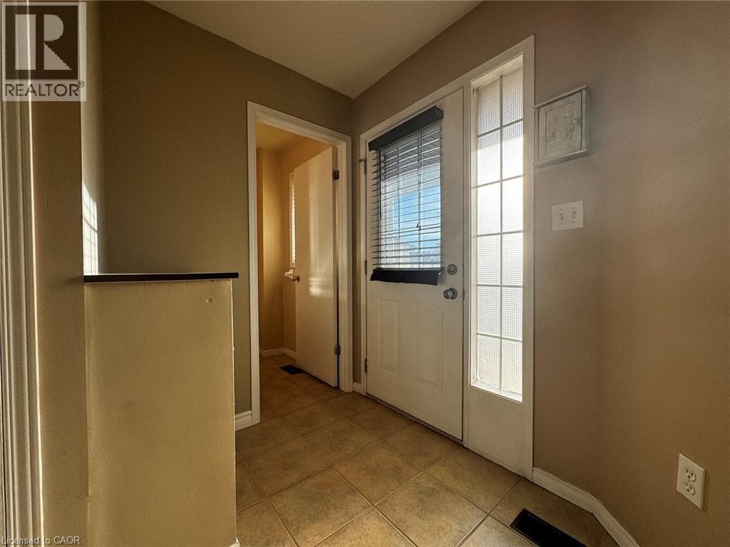37 NORTHCLIFFE Crescent — photo 2