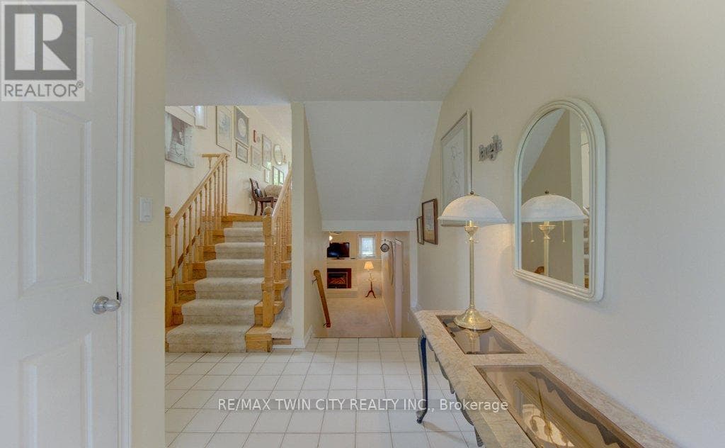 28 - 375 HOLIDAY INN DRIVE — photo 3