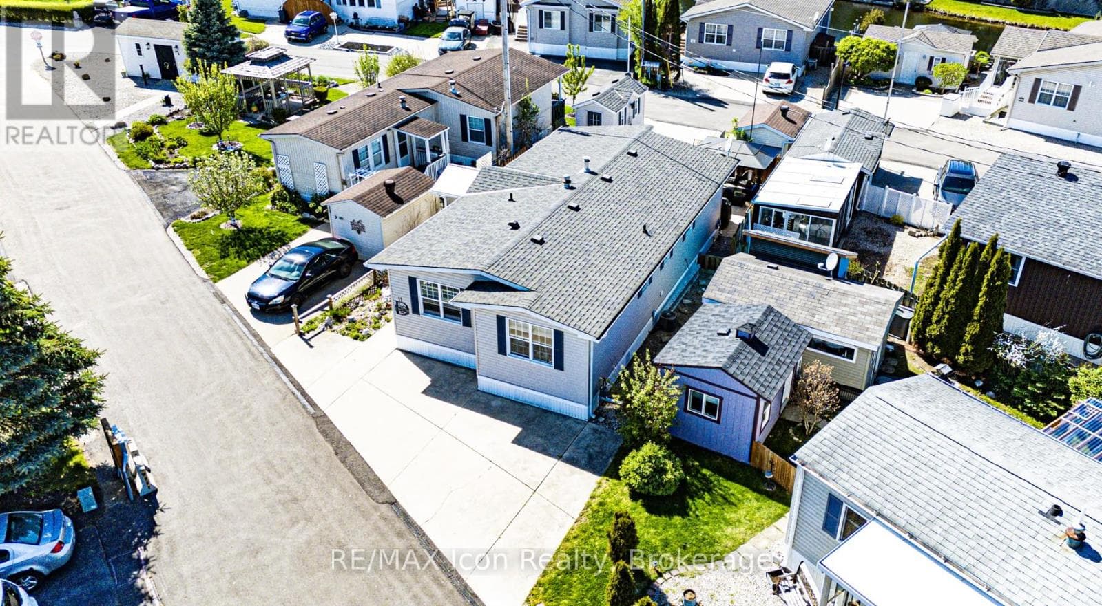 11 HEMLOCK CRESCENT — photo 1