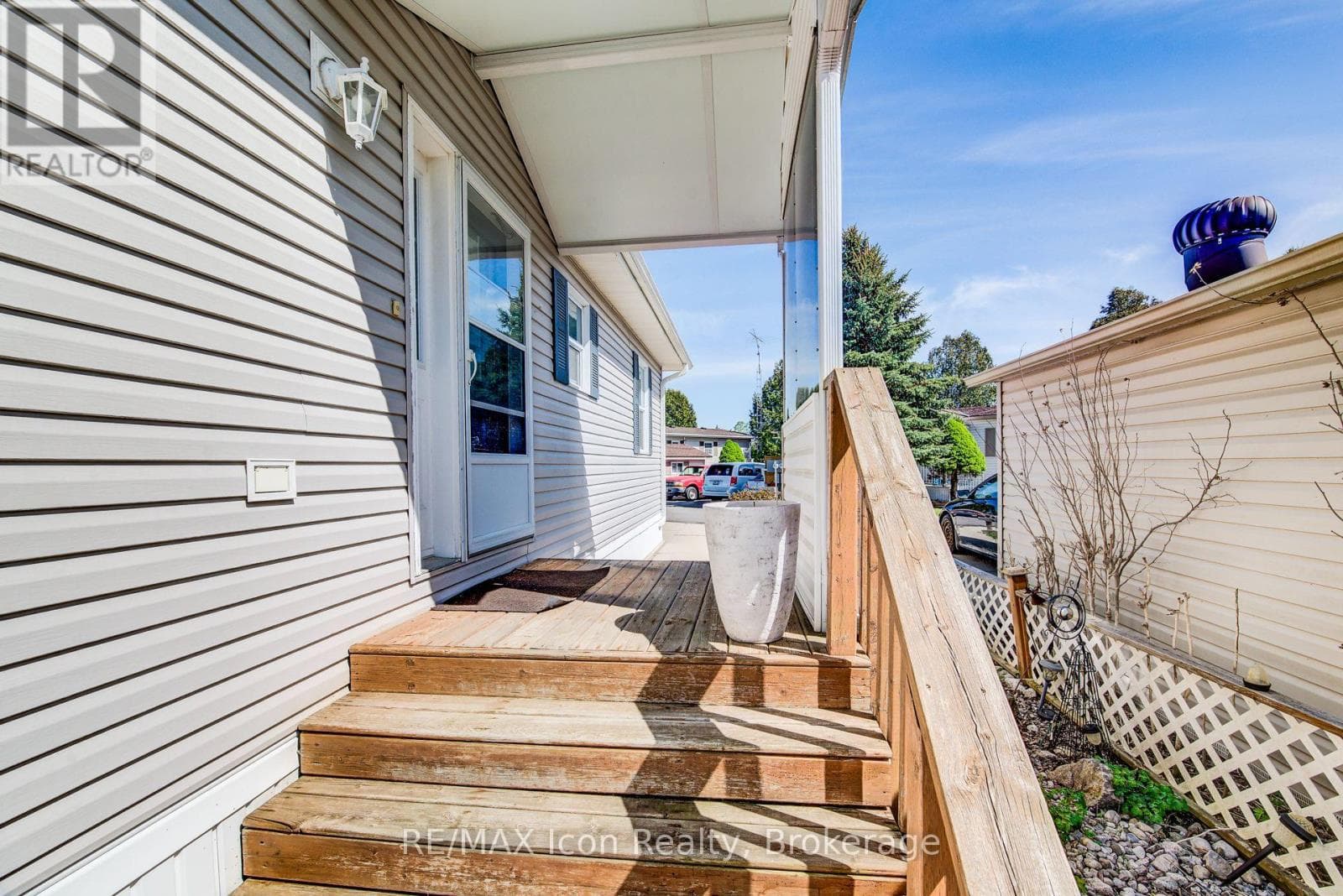 11 HEMLOCK CRESCENT — photo 3