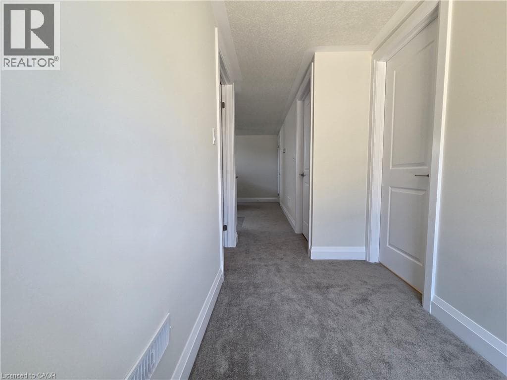 708 AUTUMN WILLOW Drive Unit# LOWER — photo 3