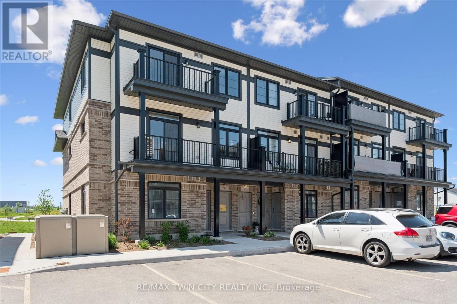 20 LOMOND LANE — photo 1