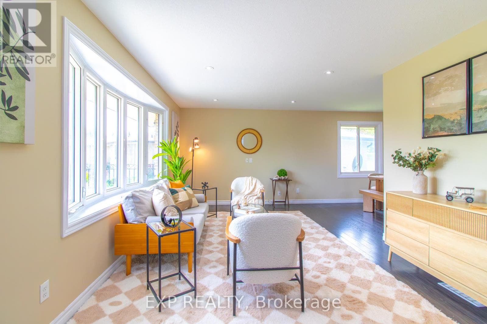 35 HILLSBOROUGH CRESCENT — photo 3