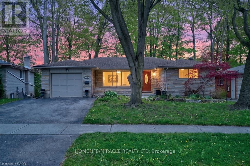 217 PINEGROVE CRESCENT — photo 1