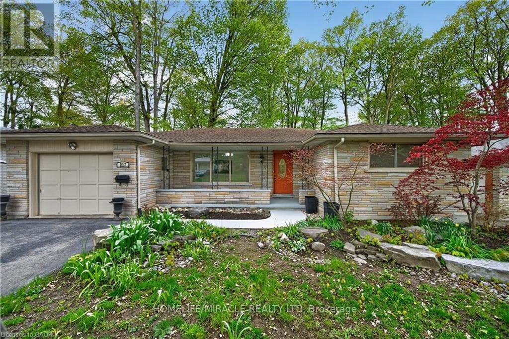 217 PINEGROVE CRESCENT — photo 3