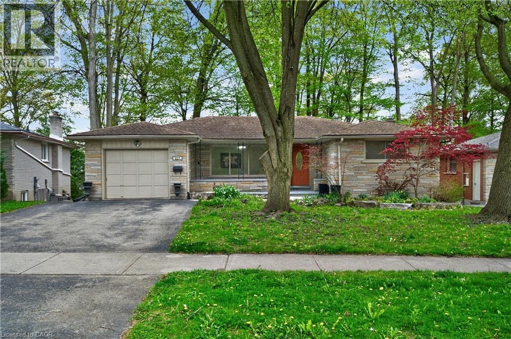 217 PINEGROVE Crescent — photo 2