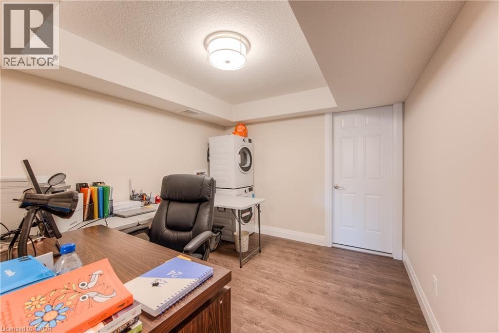 537 VALHALLA Crescent Unit# B — photo 3