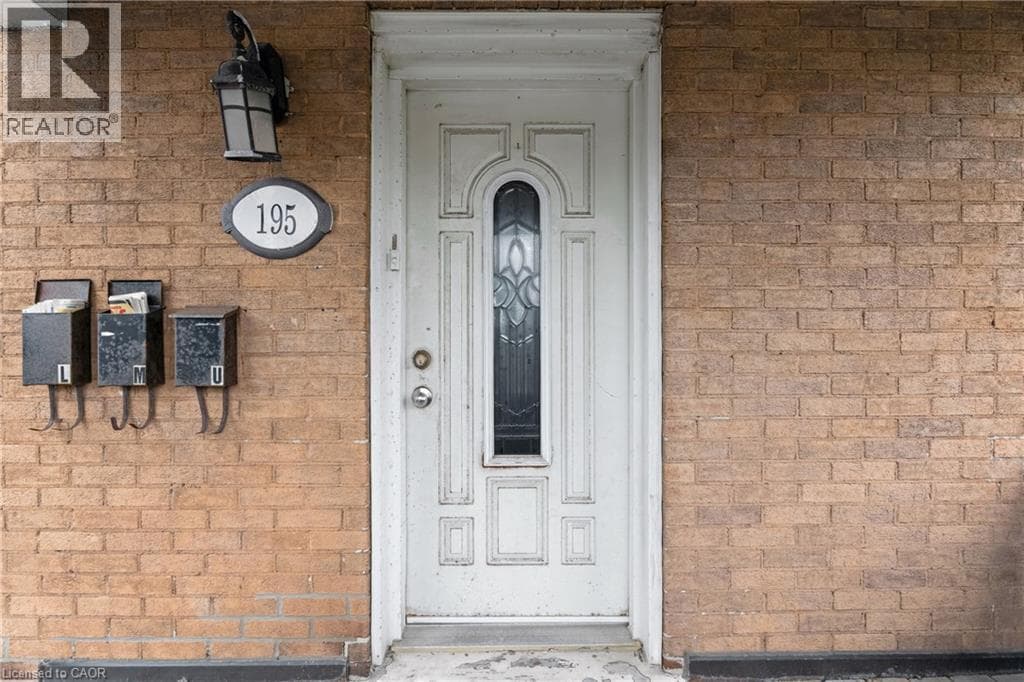 195 VICTORIA Street N — photo 1