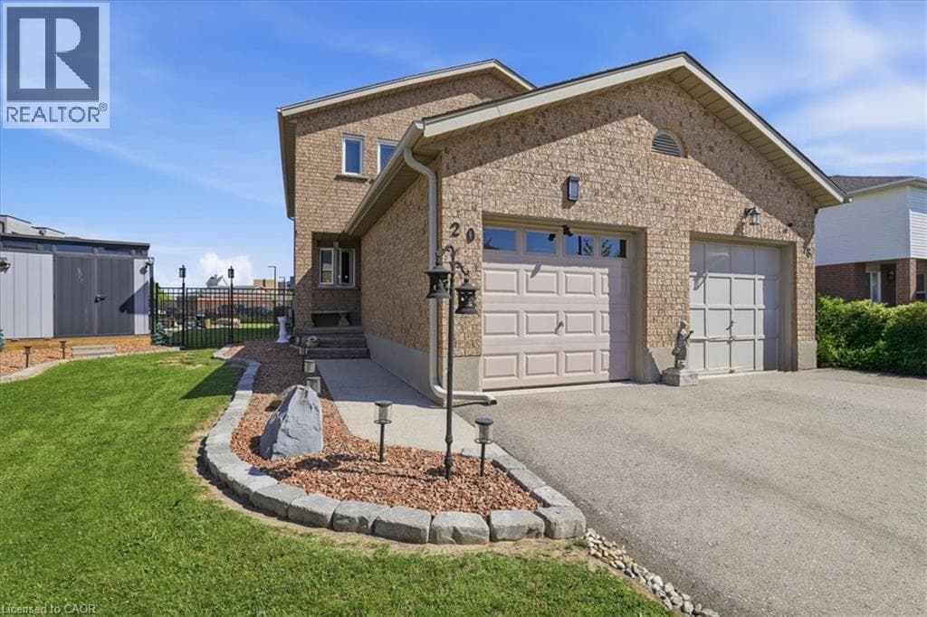 20 RIDGEWAY Crescent — photo 1
