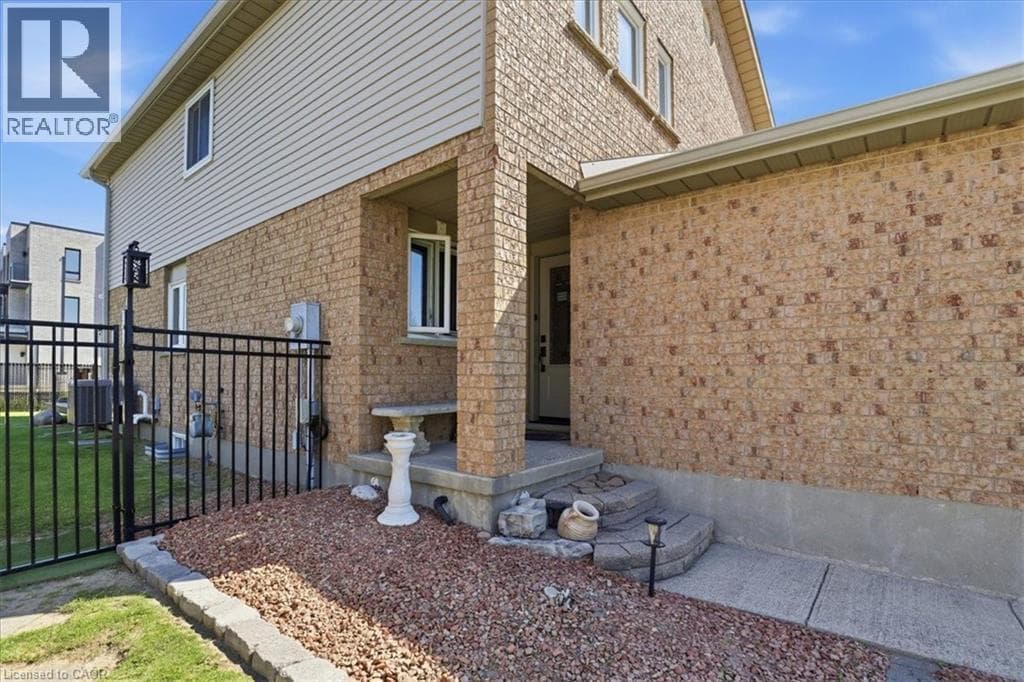 20 RIDGEWAY Crescent — photo 2