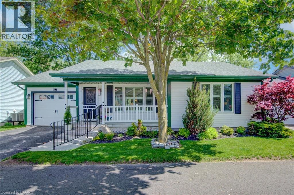 137 WESLEY Crescent — photo 1