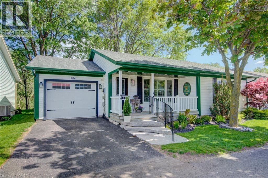 137 WESLEY Crescent — photo 3