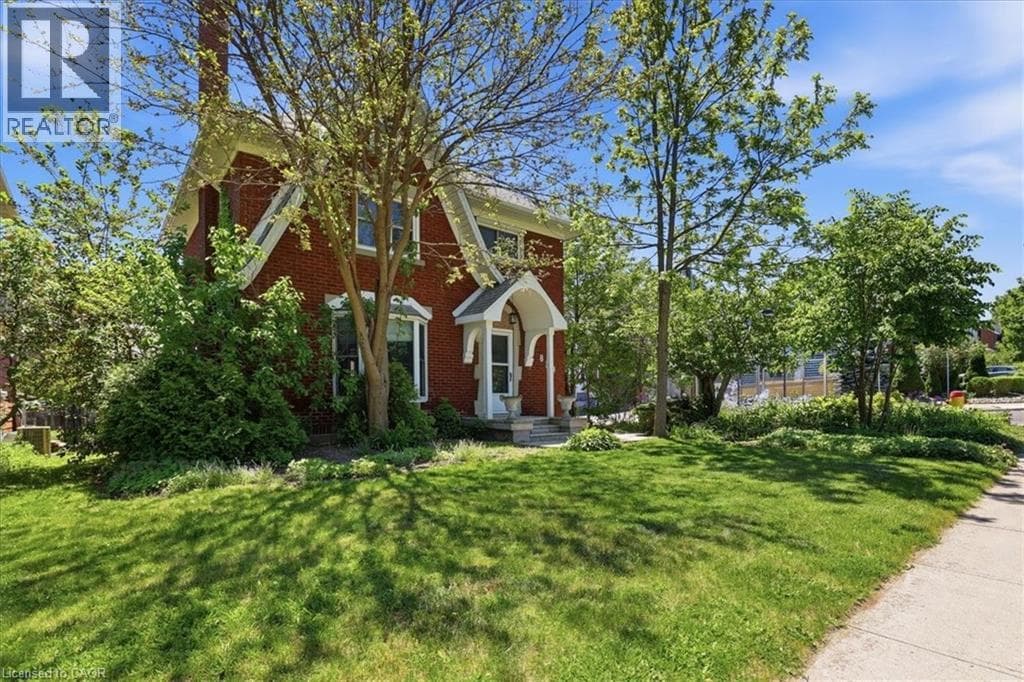 859 QUEEN'S Boulevard — photo 1