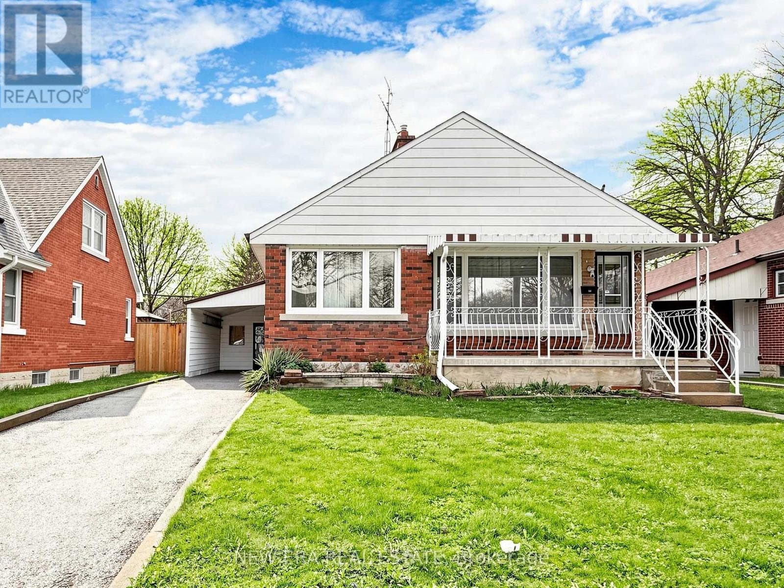48 CHRISTOPHER DRIVE — photo 1