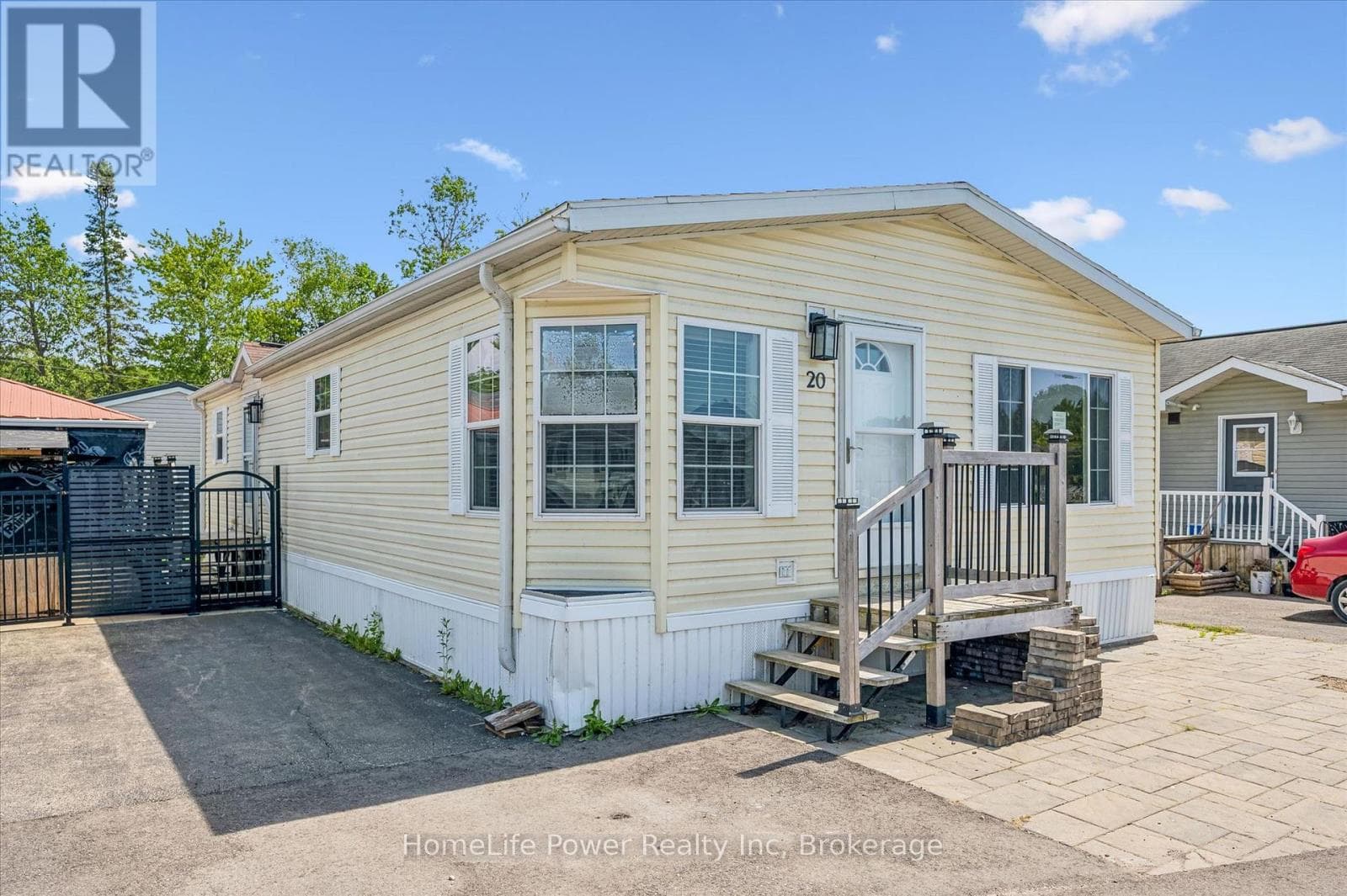 20 ELM STREET — photo 1