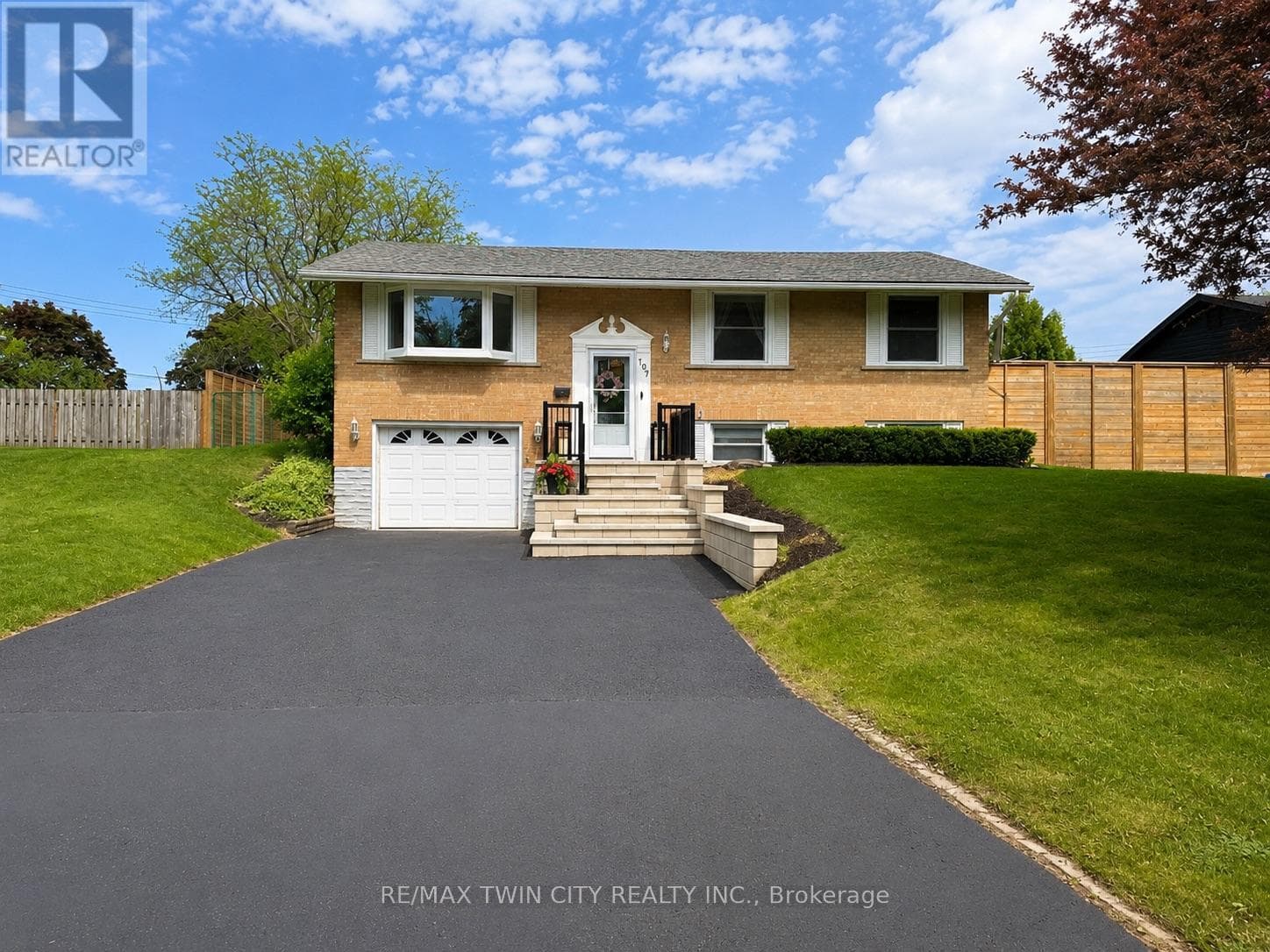 107 ROSSLINN ROAD — photo 1