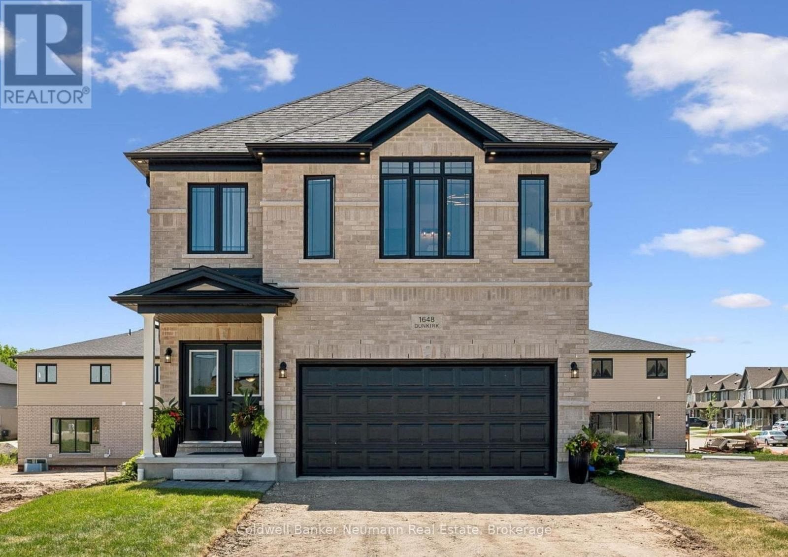 636 ANTON CRESCENT — photo 3