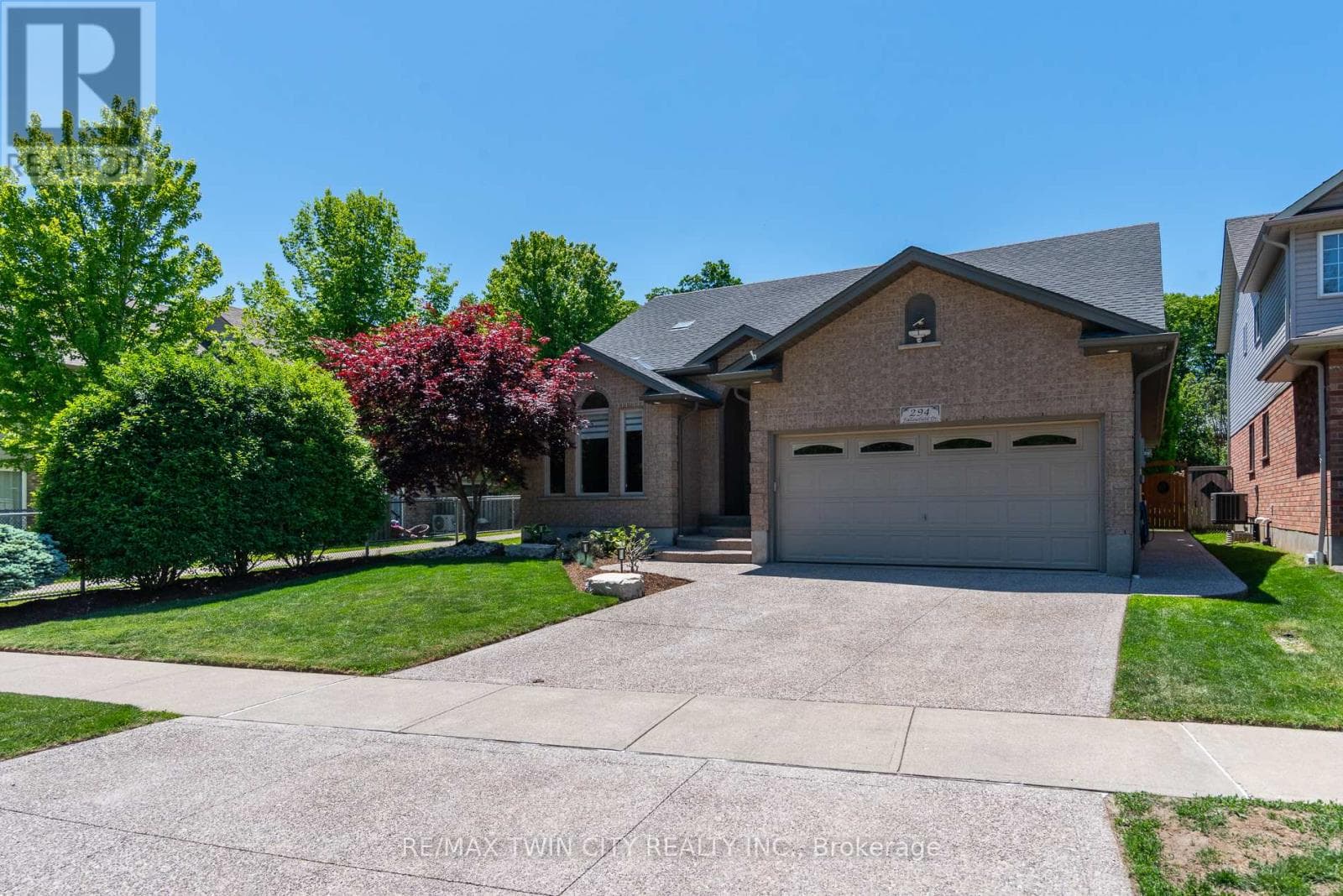 294 FALLOWFIELD DRIVE — photo 2