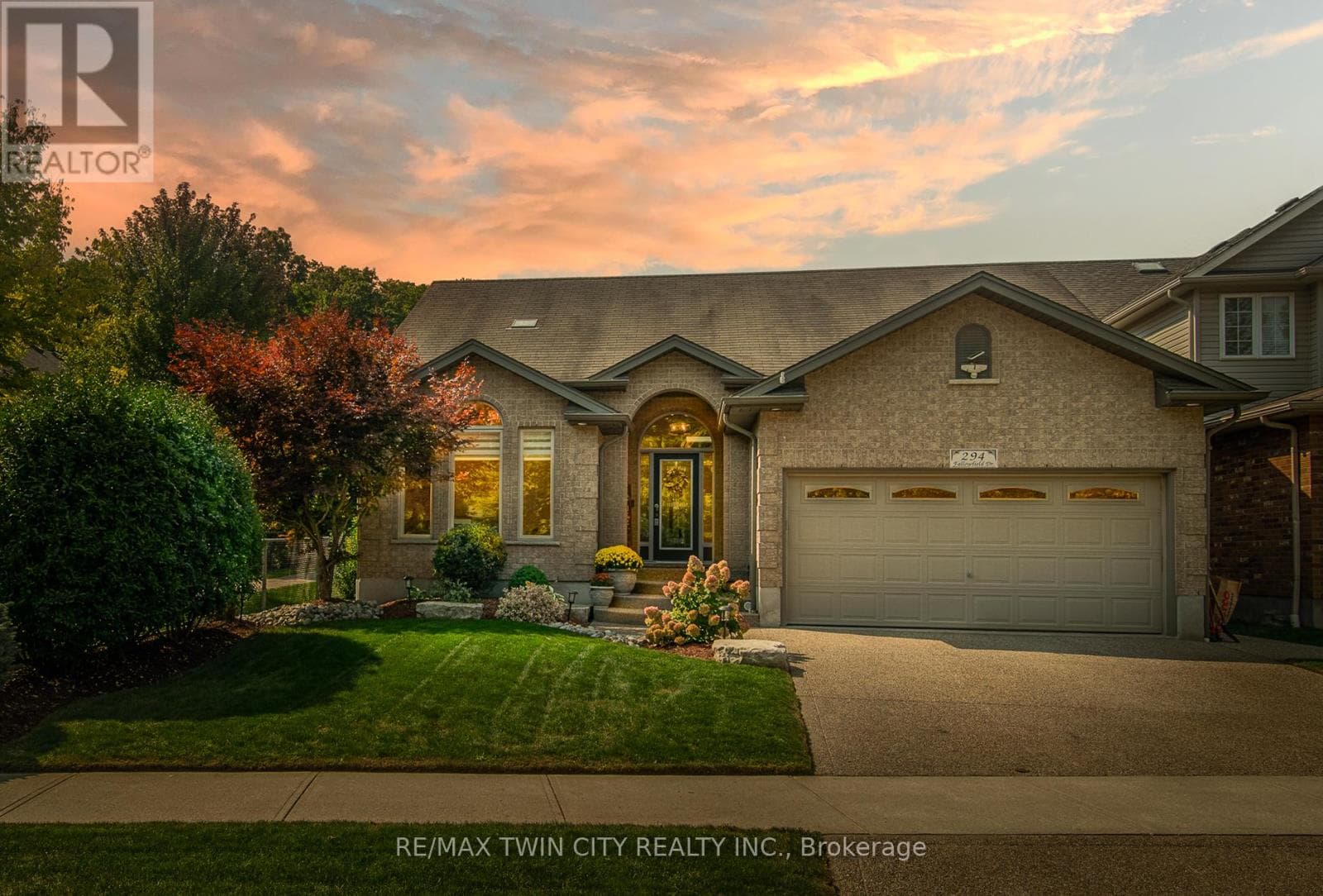 294 FALLOWFIELD DRIVE — photo 3