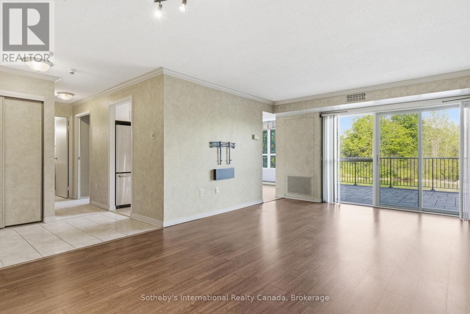 102 - 30 BLUE SPRINGS DRIVE — photo 2