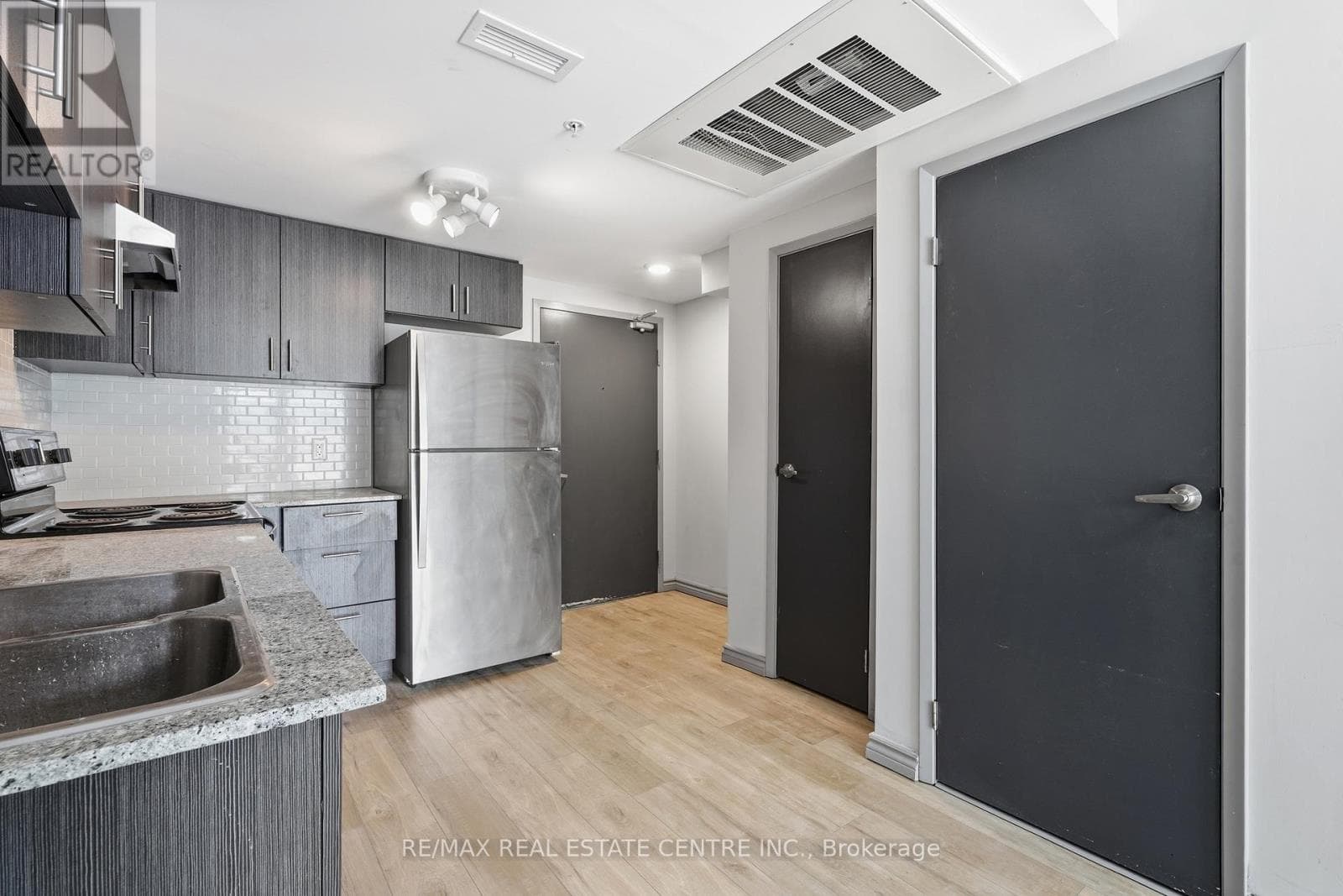 B02 - 275 BUILDING G LARCH STREET — photo 2