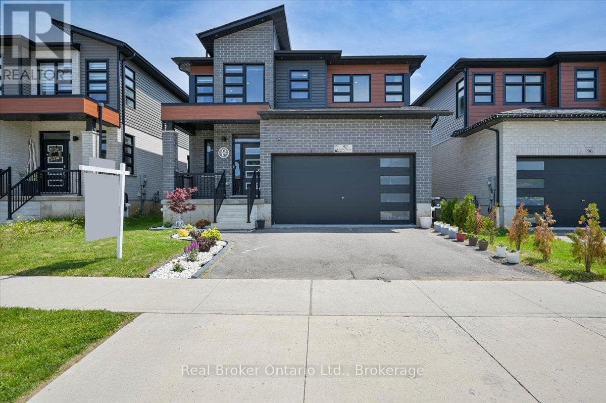 92 MOON CRESCENT — photo 1