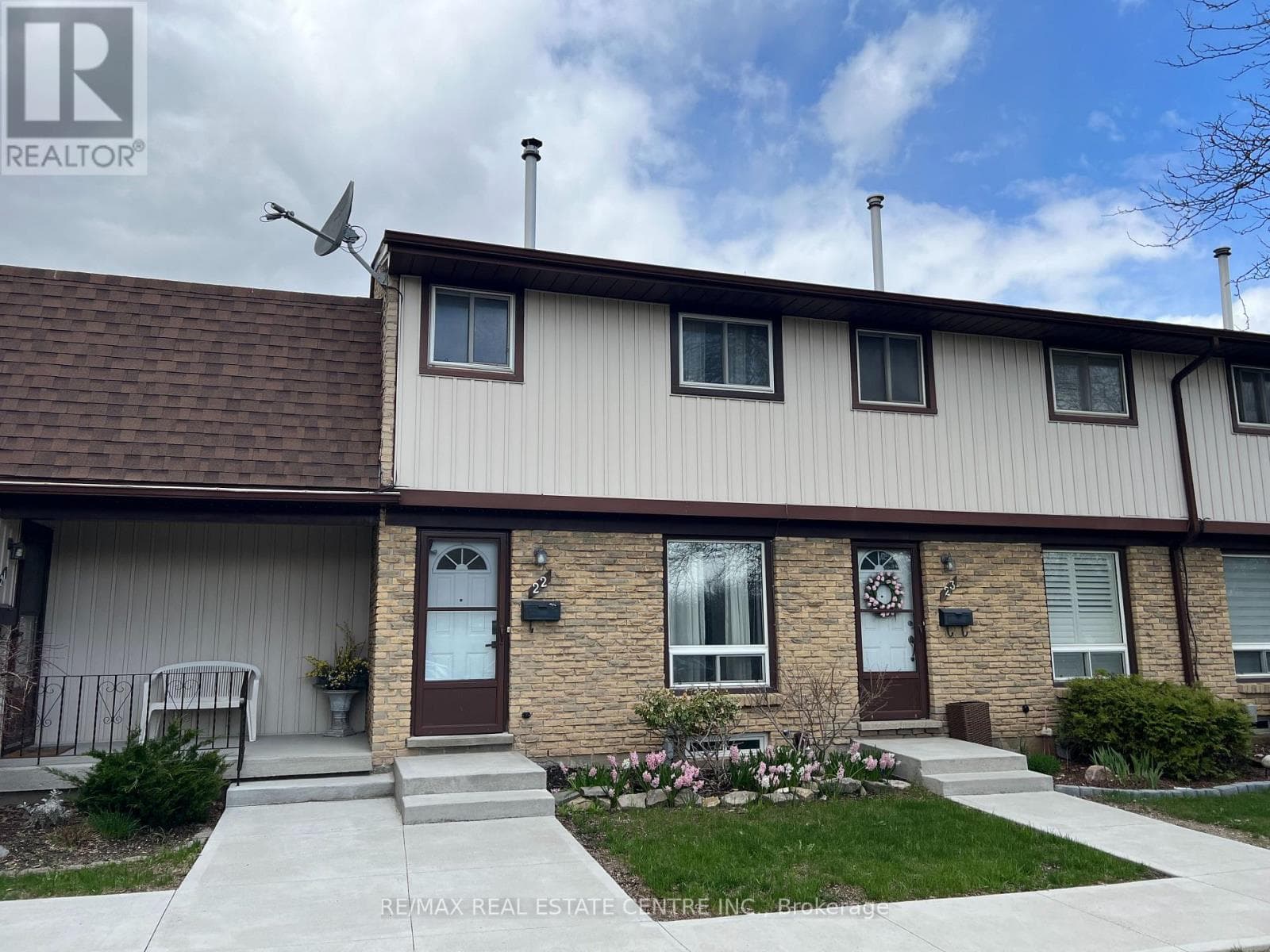 22 - 210 GLAMIS ROAD — photo 1