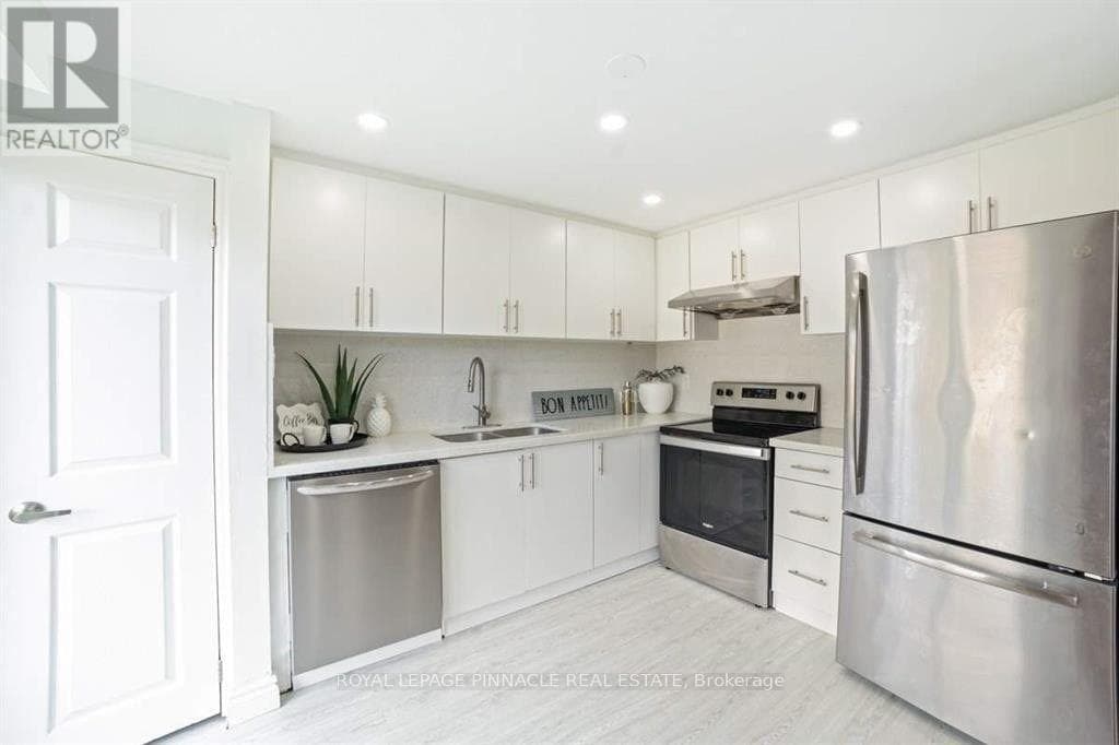 733 PARKVIEW CRESCENT — photo 1