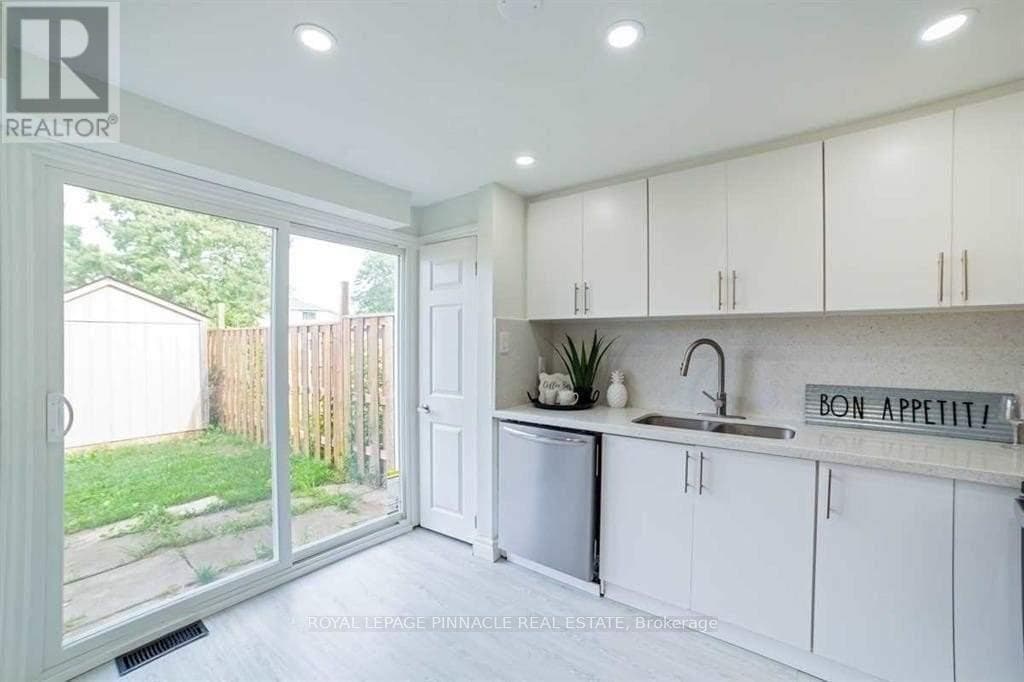 733 PARKVIEW CRESCENT — photo 2