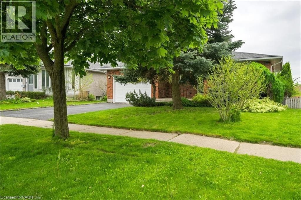 47 CLAYCROFT Crescent Unit# Upper — photo 2
