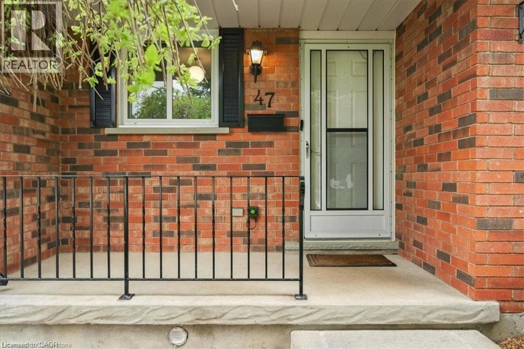 47 CLAYCROFT Crescent Unit# Upper — photo 3