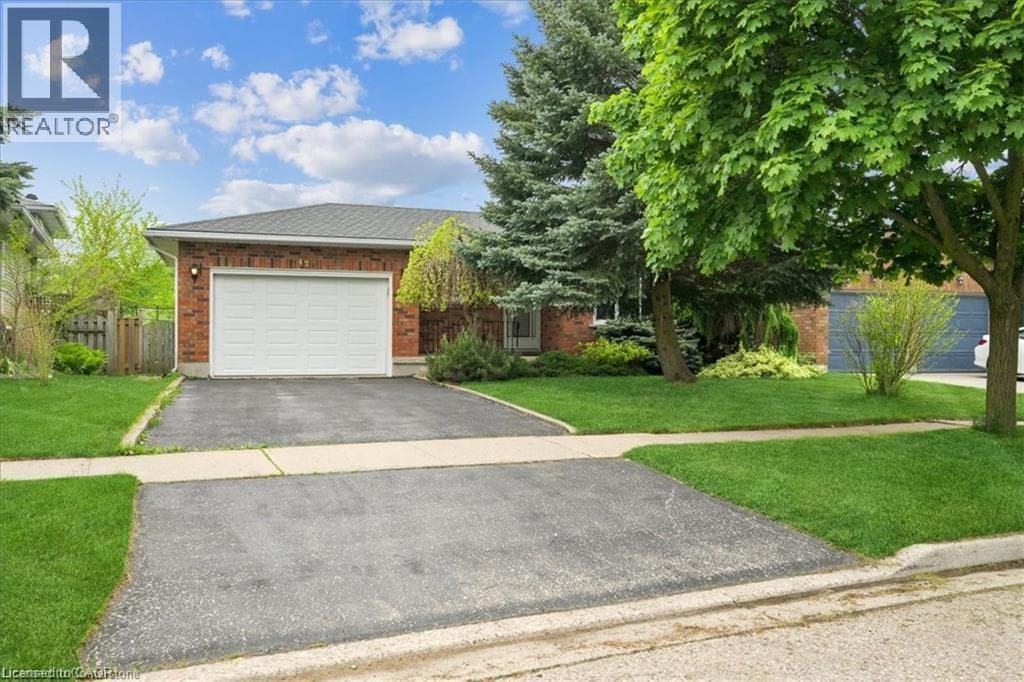 47 CLAYCROFT Crescent Unit# Upper — photo 1