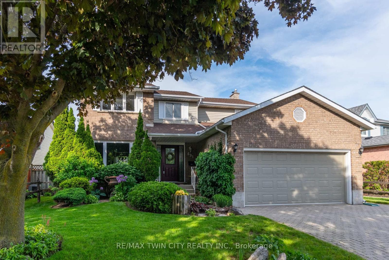 691 WESTHEIGHTS DRIVE — photo 1