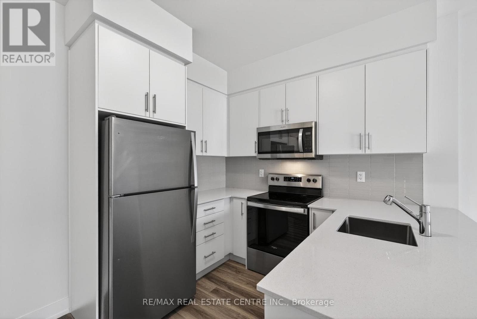 114 - 1100 LACKNER PLACE — photo 2