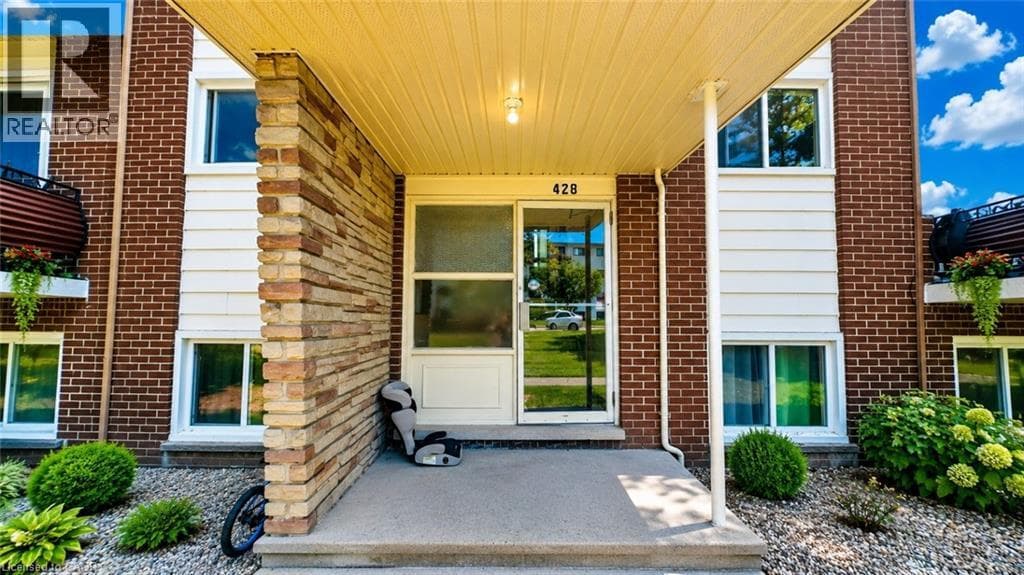 428 BARRIE Place Unit# 2 — photo 3